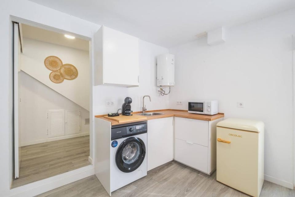 Kitchen or kitchenette, washing machine