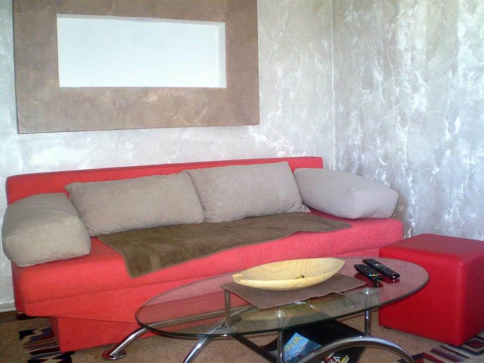 Bed, Living room, Photo of the whole room, Seating area