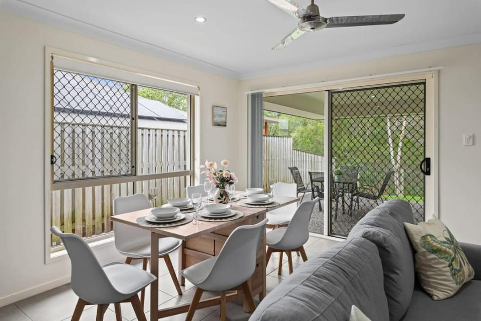 Family Friendly 3 Bedroom Home Near Theme Parks and Shops House in Hope Island