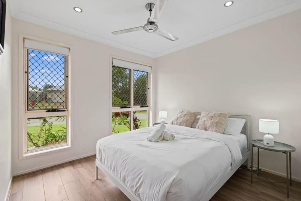 Family Friendly 3 Bedroom Home Near Theme Parks and Shops House in Hope Island