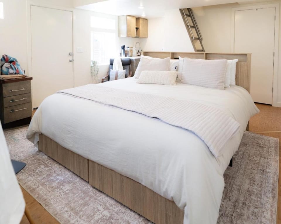 Bed, Kitchen or kitchenette, Bedroom