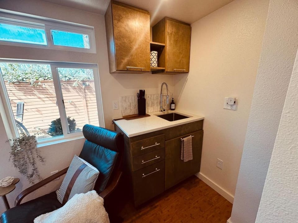 Kitchen or kitchenette, minibar