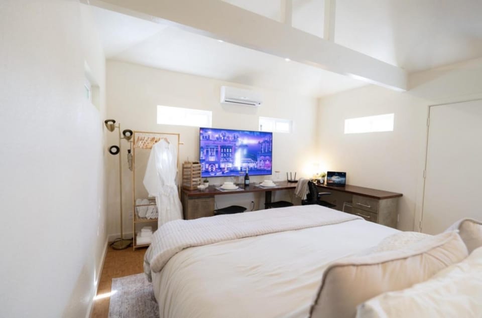 Bed, TV and multimedia, Bedroom