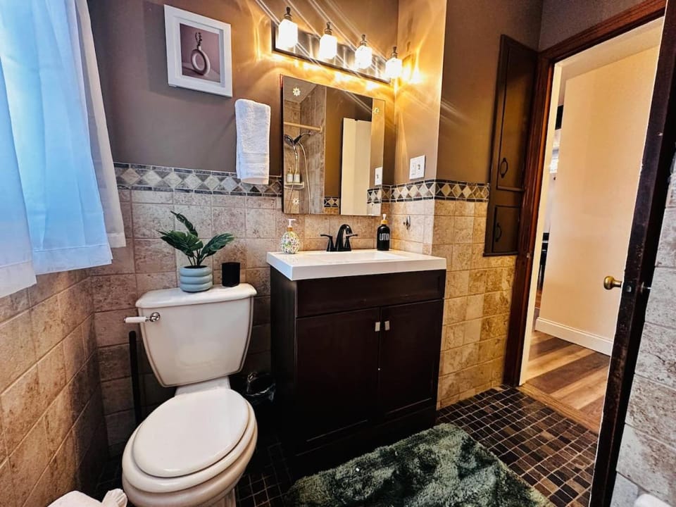 Central location Parking 2BDRM Air House in Cheektowaga