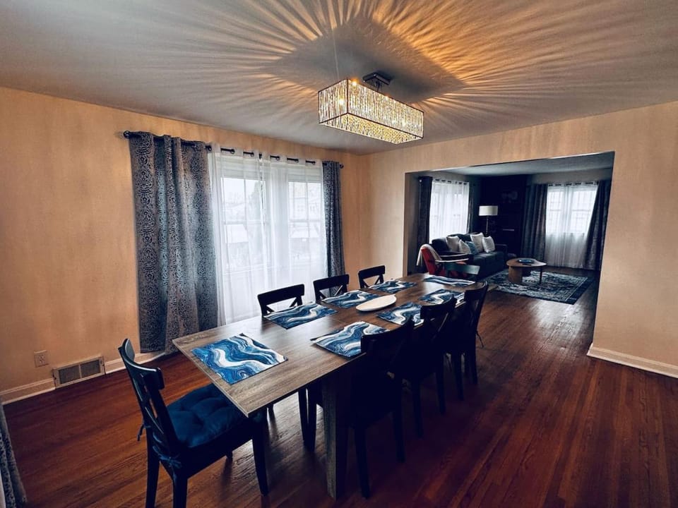 Central location Parking 2BDRM Air House in Cheektowaga