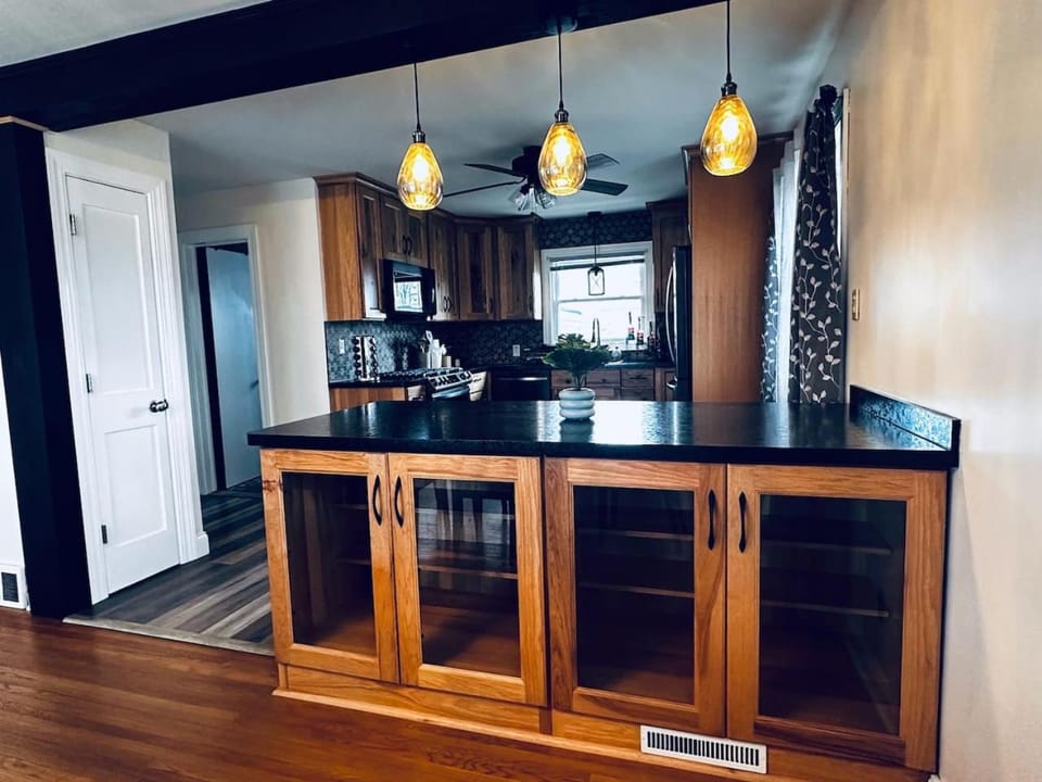 Central location Parking 2BDRM Air House in Cheektowaga