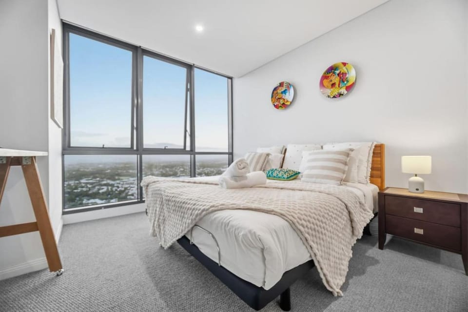 High Level Ocean View 3 Bedroom 2 Bathroom Apartment with Free Parking Apartment in Main Beach
