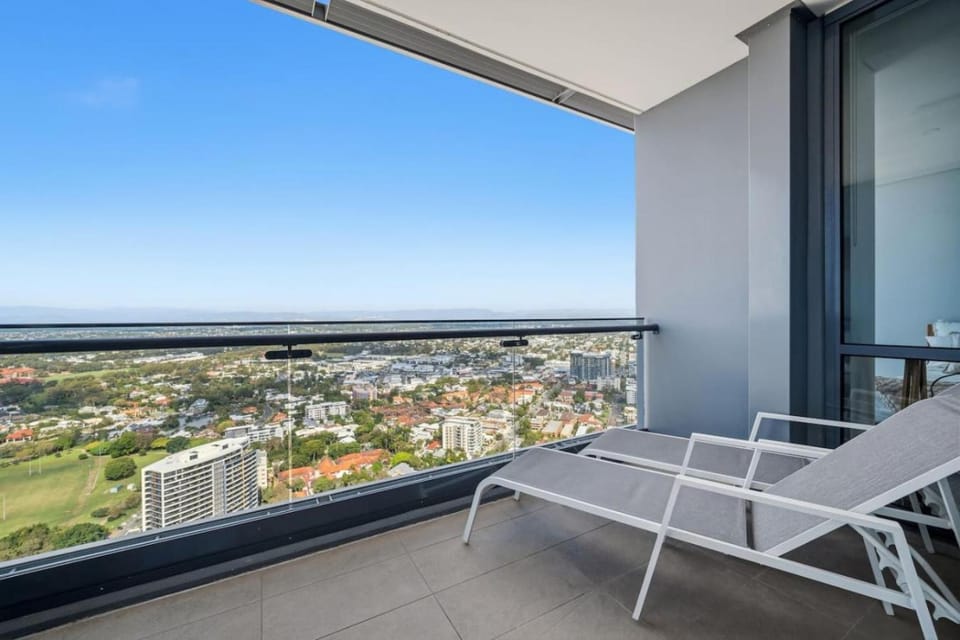 High Level Ocean View 3 Bedroom 2 Bathroom Apartment with Free Parking Apartment in Main Beach