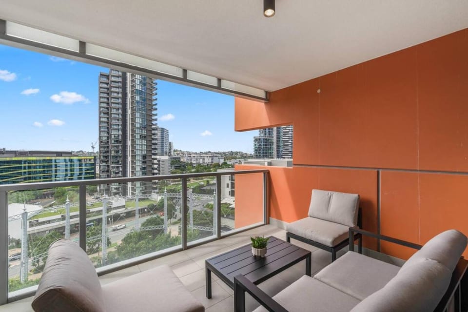 Premium Urban Stay with Rooftop Pool and City Views Apartment in Brisbane