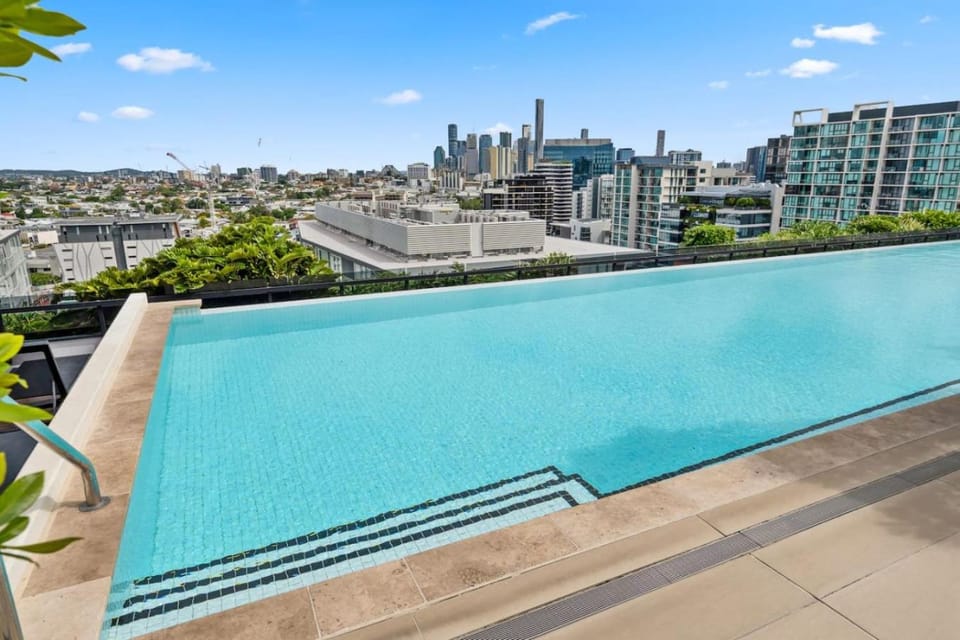 Premium Urban Stay with Rooftop Pool and City Views Apartment in Brisbane