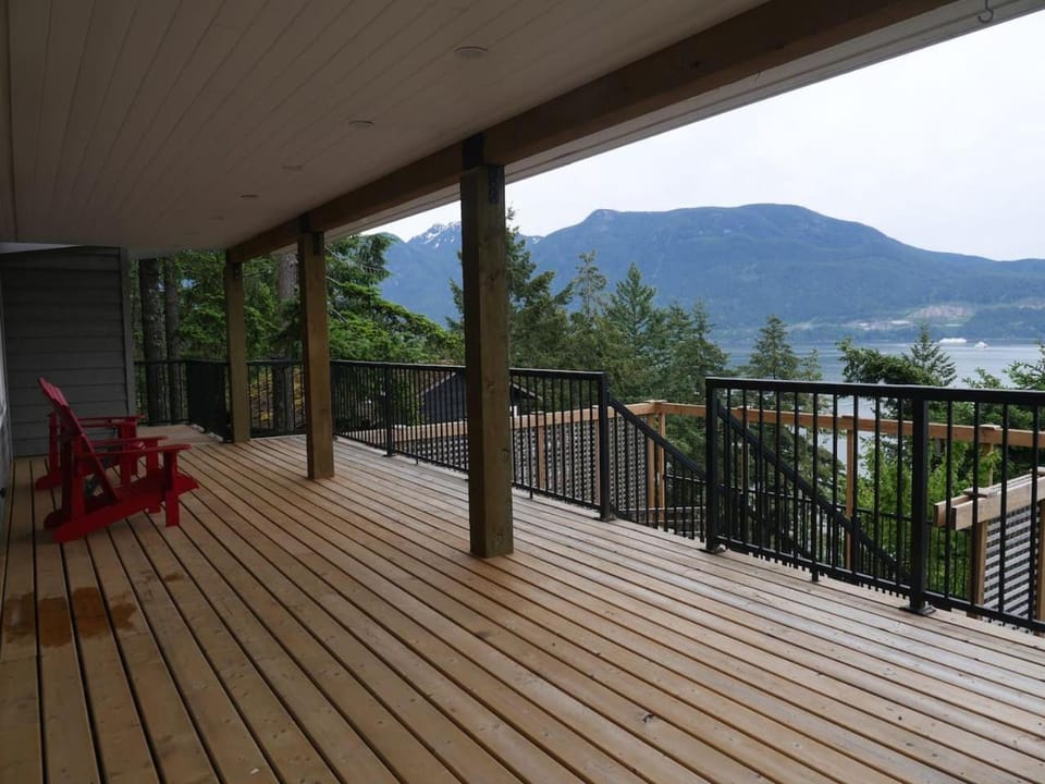 Howe Sound View Apartment in Bowen Island