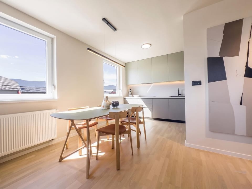 Kitchen or kitchenette, Dining area