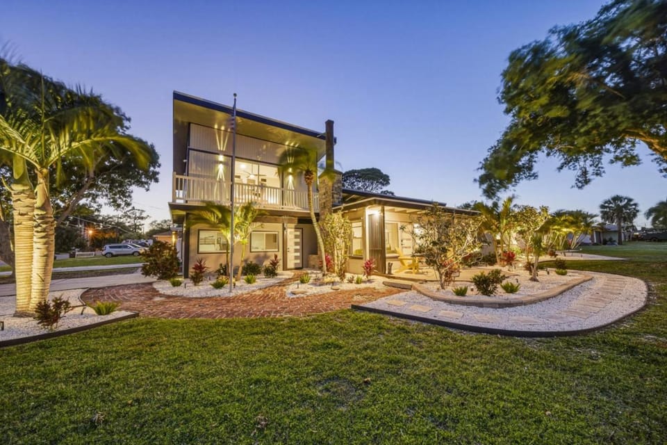 First Level | Sleeps 12 |Putt Putt | 4 BD 2 BA House in Bayshore Gardens