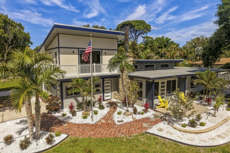 First Level | Sleeps 12 |Putt Putt | 4 BD 2 BA House in Bayshore Gardens