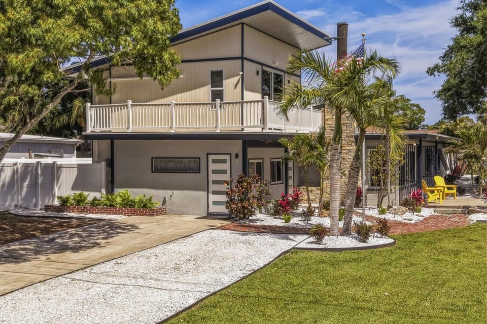 First Level | Sleeps 12 |Putt Putt | 4 BD 2 BA House in Bayshore Gardens