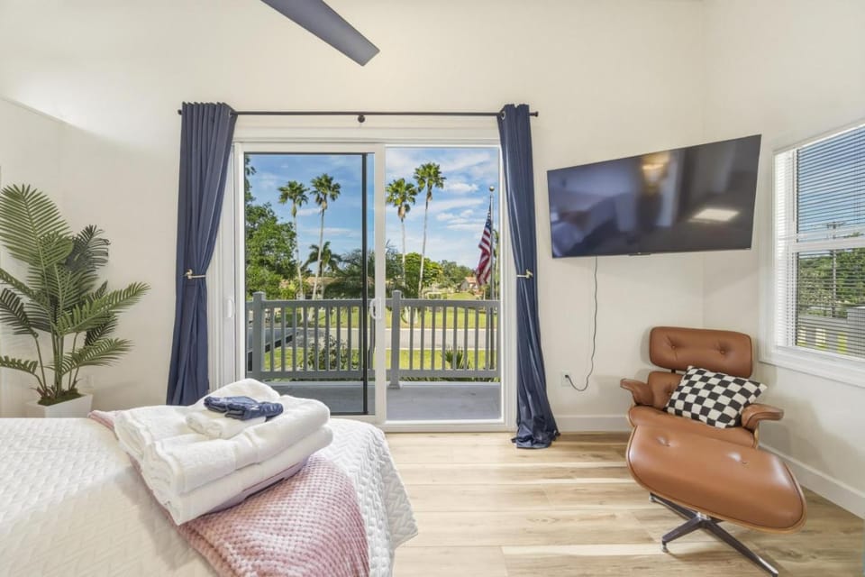 Beautifully Renovated 5 Bed 3 Bath Mid Century Home House in Bayshore Gardens
