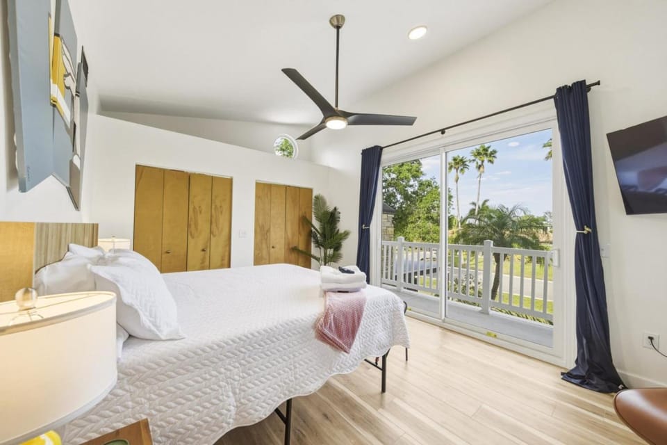 Beautifully Renovated 5 Bed 3 Bath Mid Century Home House in Bayshore Gardens