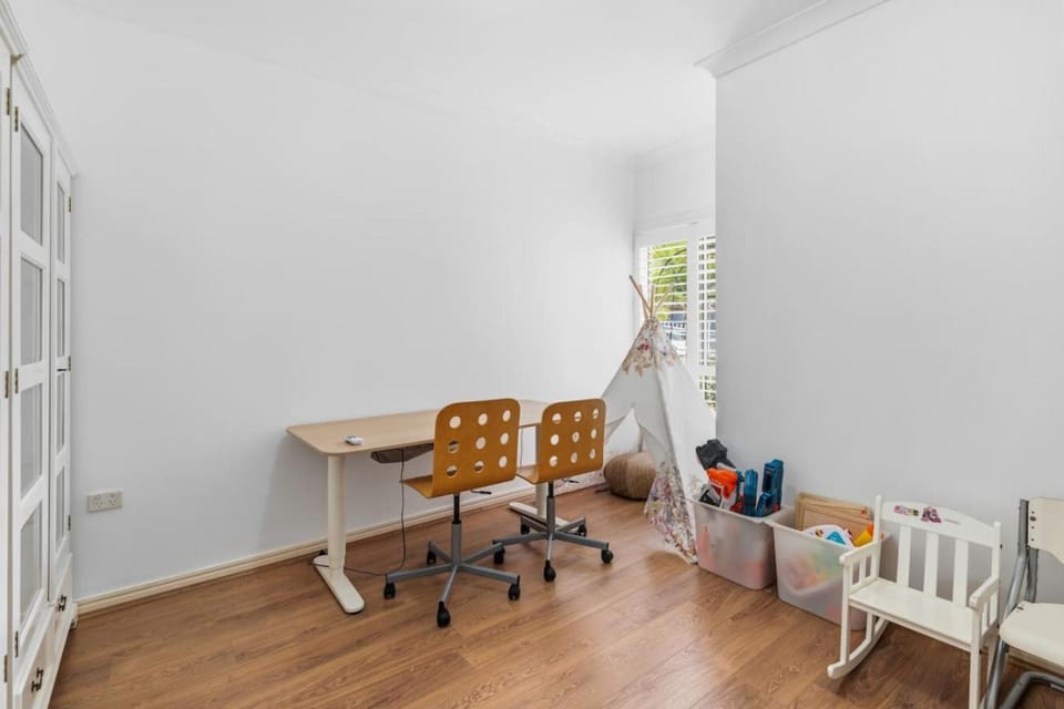 Spacious Group Getaway with Home Office and Full Air Conditioning House in Brisbane