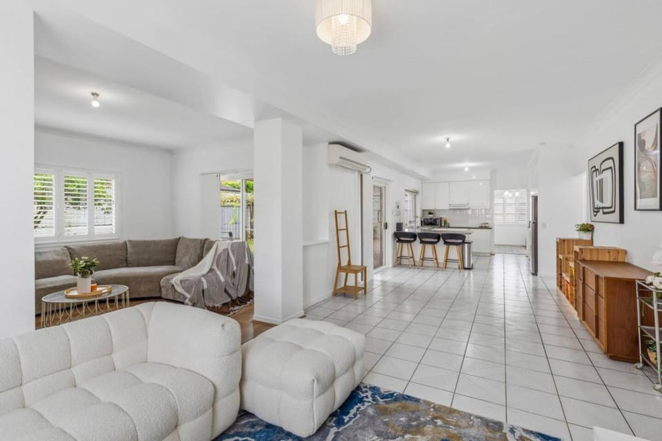 Spacious Group Getaway with Home Office and Full Air Conditioning House in Brisbane