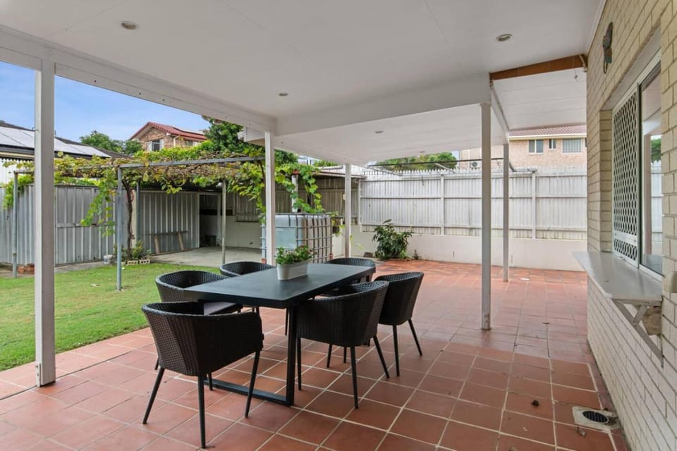 Spacious Group Getaway with Home Office and Full Air Conditioning House in Brisbane