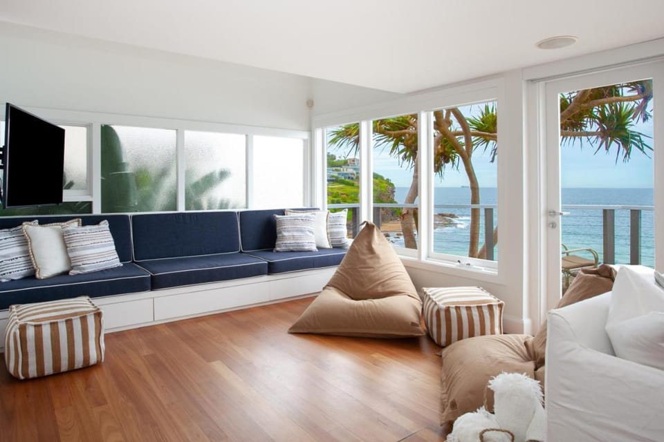 Communal lounge/ TV room, TV and multimedia, Living room, Seating area, Evening entertainment, Sea view
