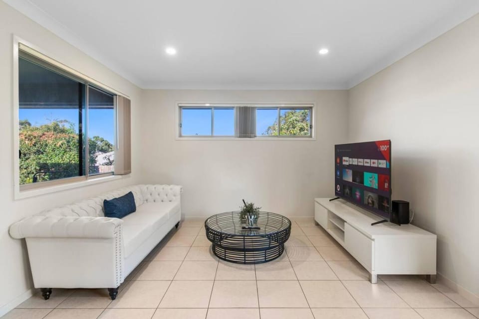 Spacious 4 Bedroom Family Retreat with Full Air Conditioning House in Brisbane