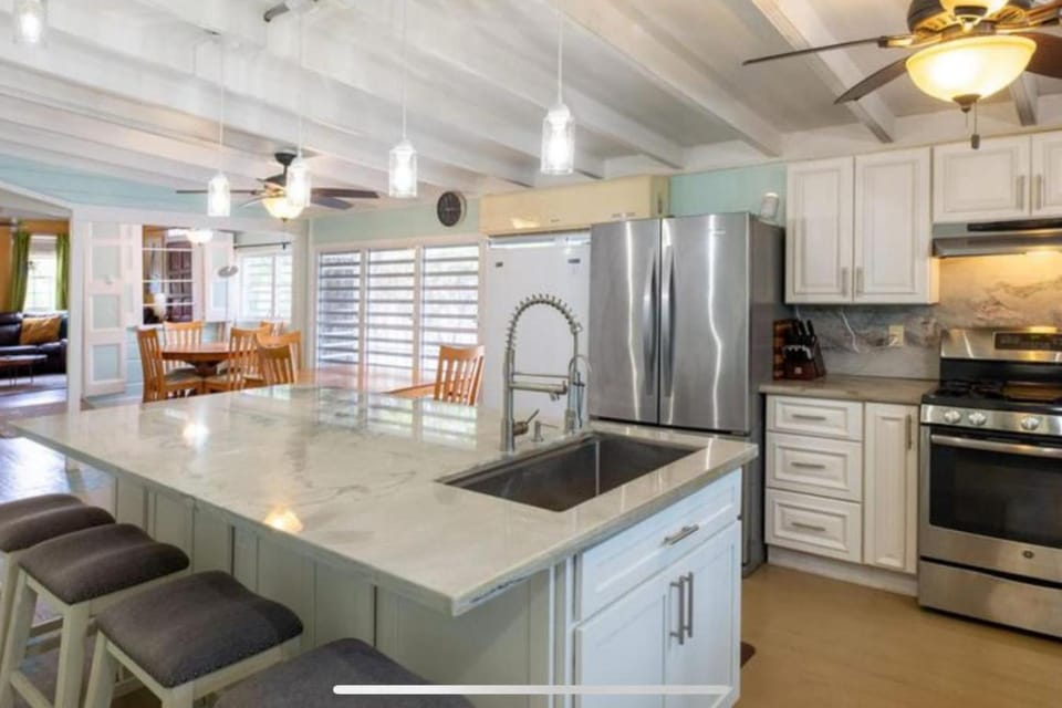 Downtown Oceanview 3BDR, Parking, WiFi Sunset View House in Frederiksted