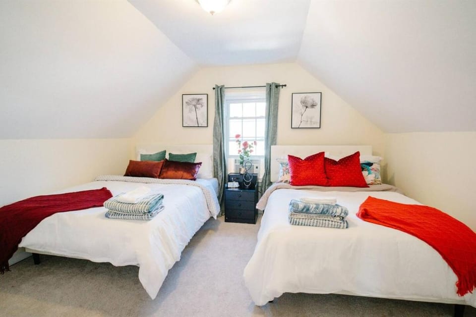 Spacious Pet Friendly Falls Church Home for 16 House in Arlington