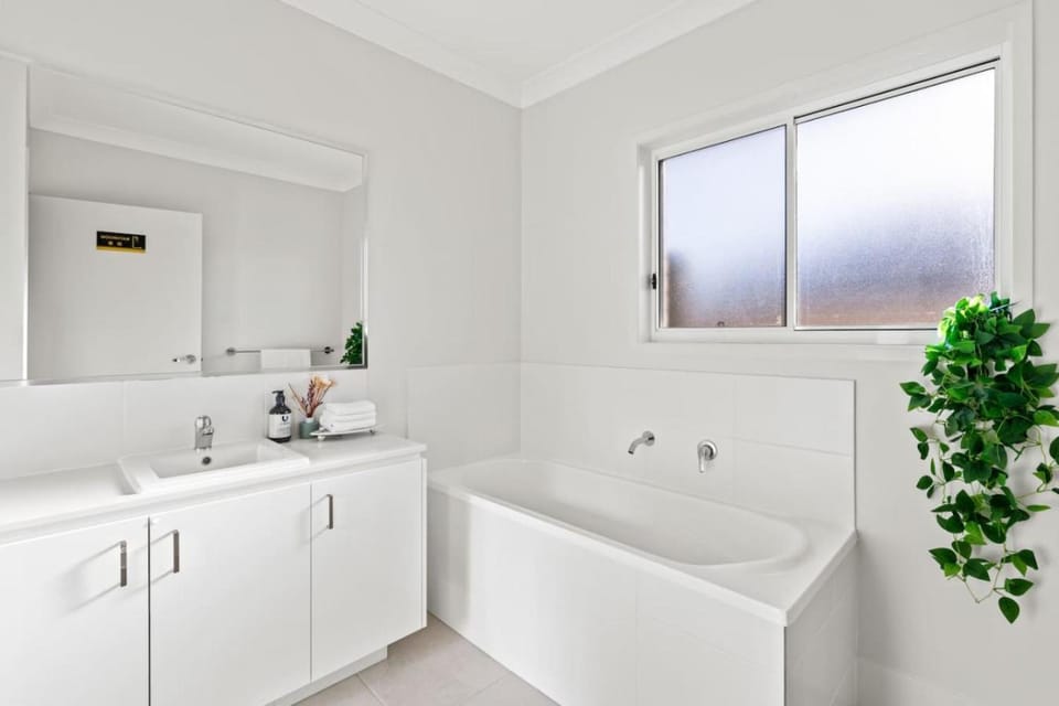 Brand New 4 Bedroom 2 Bathroom Home Spacious and Comfortable House in Brisbane