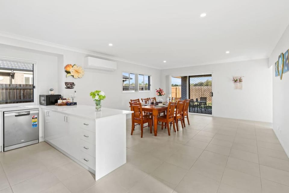 Brand New 4 Bedroom 2 Bathroom Home Spacious and Comfortable House in Brisbane