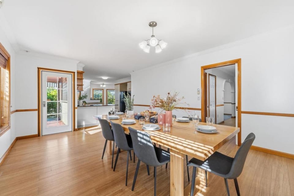 Large 5 Bedroom Family Home with 3 Bathrooms Quiet and Comfortable House in Brisbane