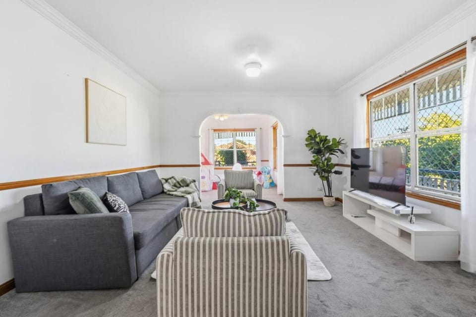 Large 5 Bedroom Family Home with 3 Bathrooms Quiet and Comfortable House in Brisbane