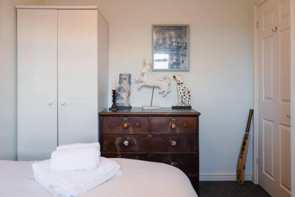 Bedroom, wardrobe