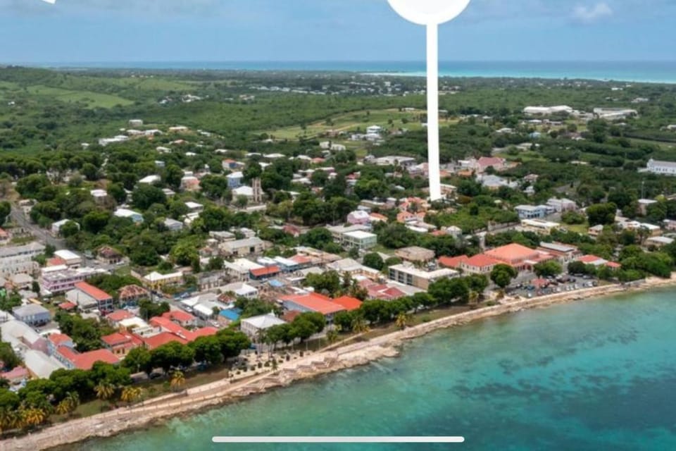 NewReno, AC, 2 blocks to Beach, Dive, Eat, Drink Apartment in Frederiksted