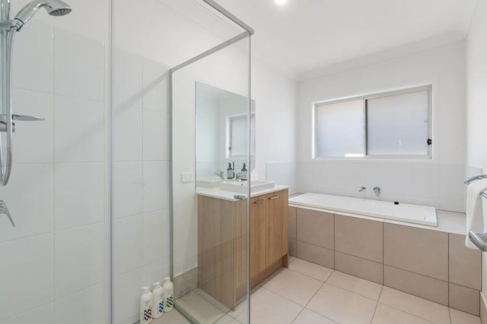 Brand New Modern and Comfortable Family Friendly Home House in Brisbane