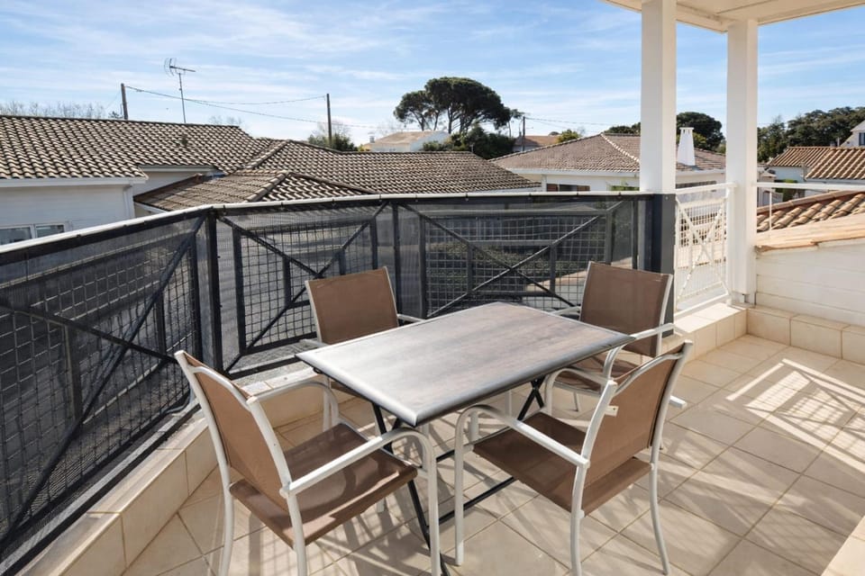 Charming apartment with terrace in Arès Apartment in Arès