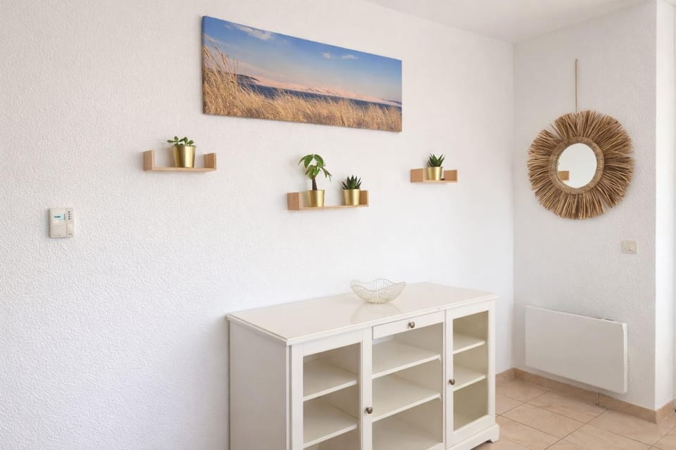 Charming apartment with terrace in Arès Apartment in Arès