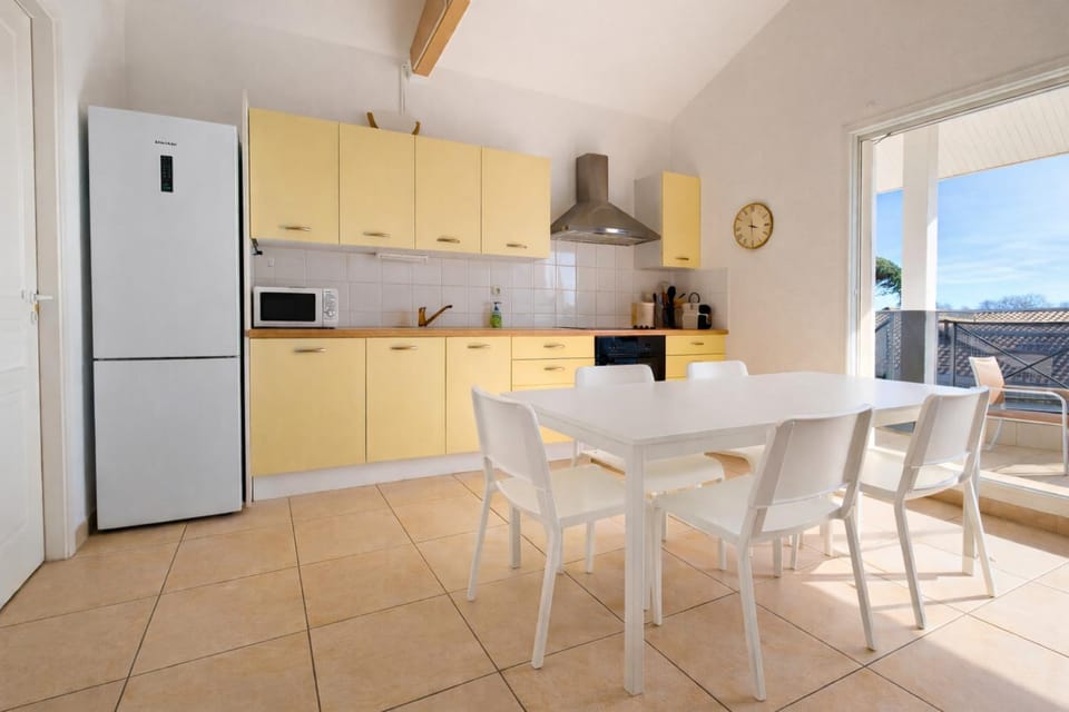 Charming apartment with terrace in Arès Apartment in Arès