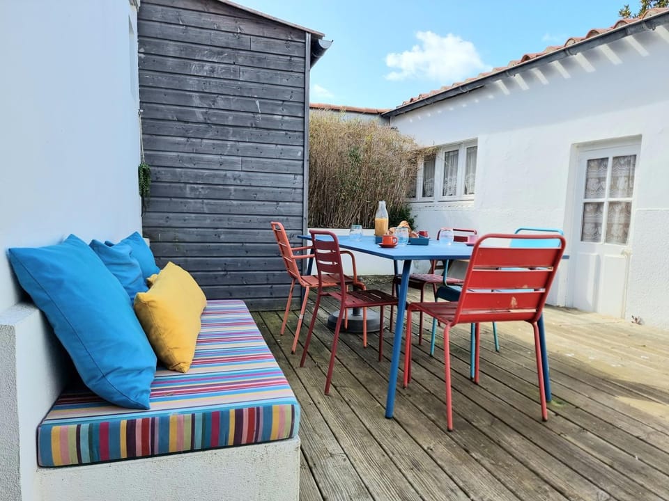 Patio, Day, Balcony/Terrace, Dining area