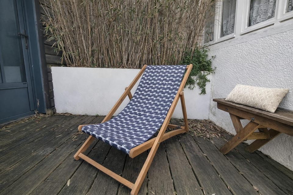 Patio, Day, sunbed