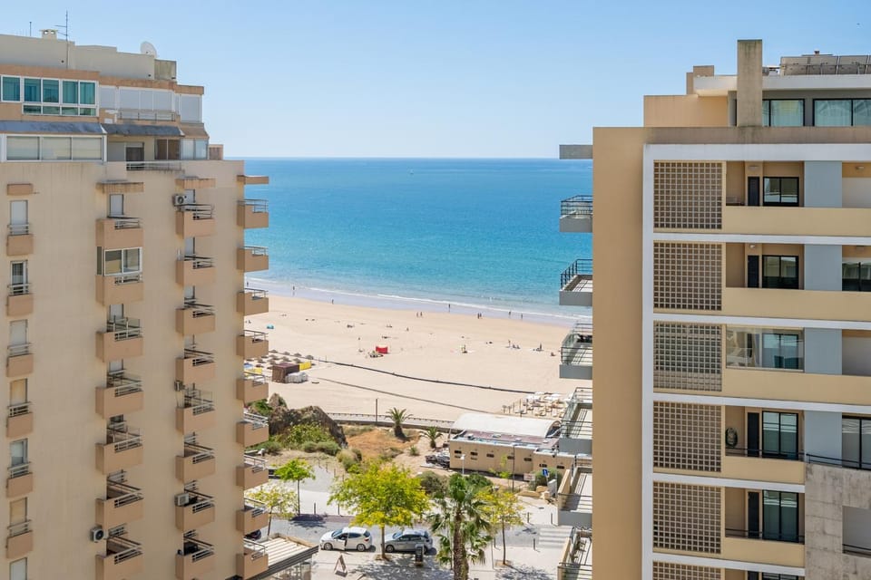 Communal lounge/ TV room, Day, Beach, Evening entertainment, City view, Sea view, Location