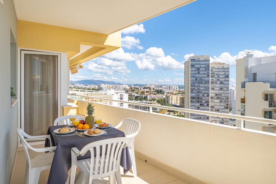 Property building, Day, View (from property/room), Balcony/Terrace, Food and drinks, Food, City view