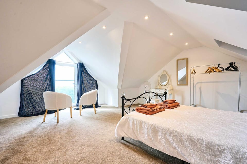 Bed, Seating area, Bedroom