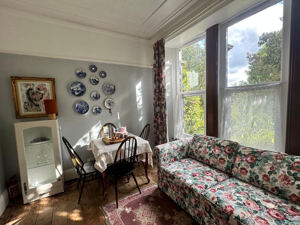 Bed, Living room, Seating area, Dining area