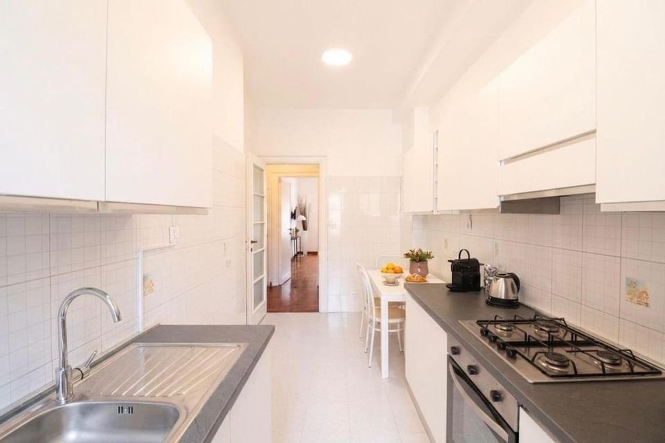 Stylish Vatican Chic Home - 3 Suites & Metro 7min Apartment in Rome
