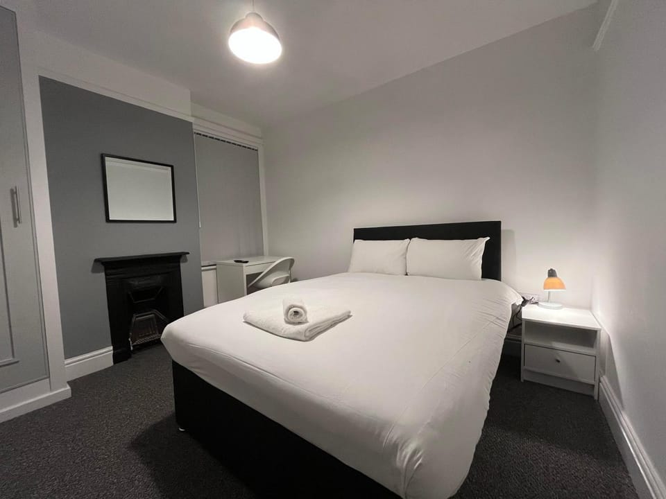 Bed, Bedroom, towels