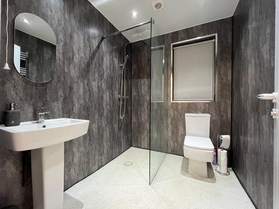 Shower, Toilet, Bathroom, towels