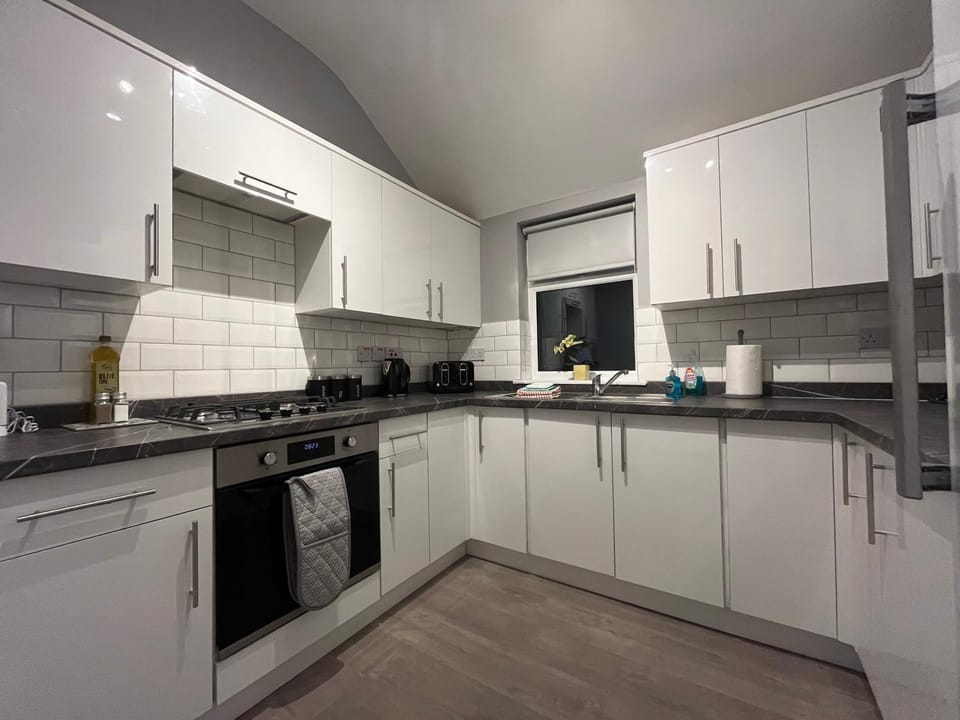 Coffee/tea facilities, microwave, oven, stove, kitchen