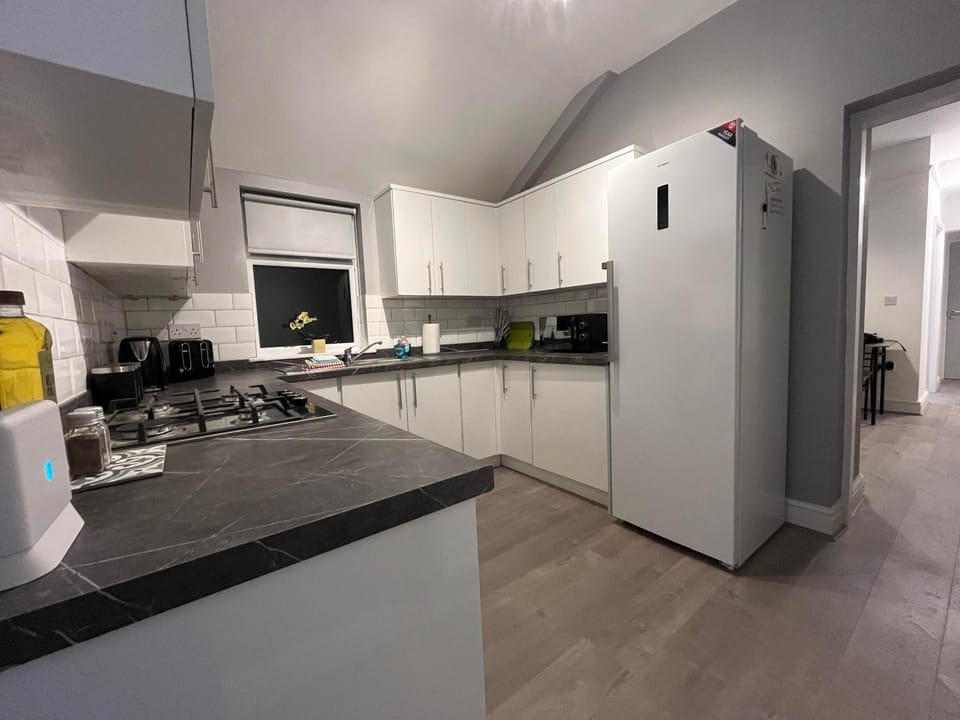 internet, microwave, oven, stove, kitchen