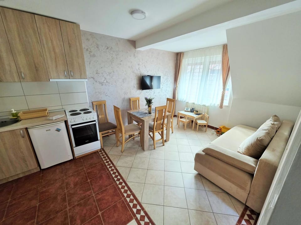 TV and multimedia, Kitchen or kitchenette, Living room, Seating area, Dining area, oven